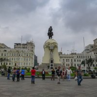 На площади Сан-Мартин... :: Владимир Жданов