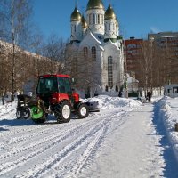 Днем и ночью продолжают трудиться со снежной стихией :: Galina Solovova