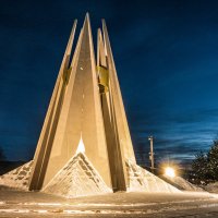 Буквально на днях впервые за 40 лет Вечный Огонь в Ухте обрёл яркую светодиодную подсветку. :: Николай Зиновьев