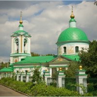 Храм Живоначальной Троицы на Воробьёвых горах в Москве.Архитектор-масон А.Л.Витберг. :: владимир 