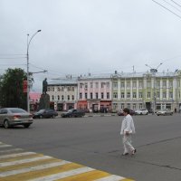 Женщина в белом на площади Ленина :: Маргарита 