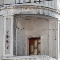аутентичная дверь углового балкона :: Сергей Лындин