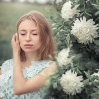 Девушка и цветы :: Алина Аристова