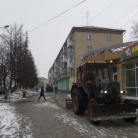 ТракторА на проспекте Победы. :: Михаил Полыгалов