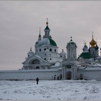 У стен Спасо-Явовлевского монастыря :: Анна Скляренко
