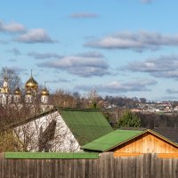 Забор, домики и сараи, Успенский собор, облака и уже за каналом с.Волдынское. :: Анатолий. Chesnavik.