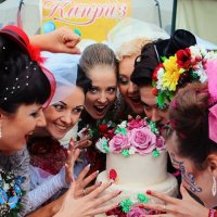 Невесты и торт :: Валерия Коваленко
