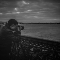 Японский фотограф на Литейном мосту. :: Денис Володарский