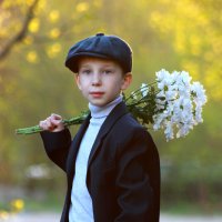 Мальчик с цветами идет на свидание :: Наталья Преснякова