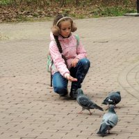 Девочка, кормящая голубей :: Вячеслав Маслов