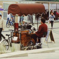 "Кудрявый кофе-рикш..." :: Андрей Головкин