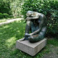 Скульптура - «Алёнушка»... :: Наталия Павлова
