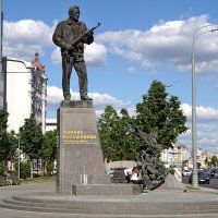 Памятник М.Т. Калашникову :: Анатолий Мо Ка