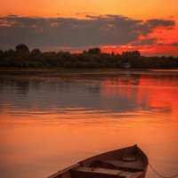 Лодка в закатных красках :: Сергей Сабешкин