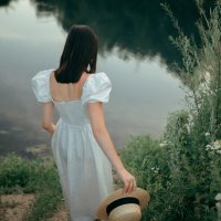 Девушка в белом платье со шляпой в руках спускается по тропинке к речке :: Lenar Abdrakhmanov