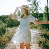 Девушка в белом платье со шляпой у руках гуляет по лесной поляне :: Lenar Abdrakhmanov