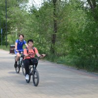Велосипед и пацаны. :: Андрей Хлопонин