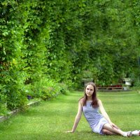Девушка в саду :: Екатерина Зернова