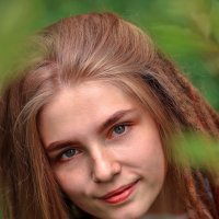 Портрет девушки в зелёной листве :: Анастасия Белякова