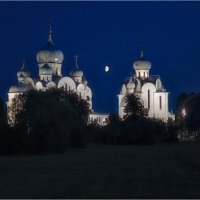 Вид на храмовый комплекс на Пискаревском проспекте в лунную ночь :: Александр Максимов