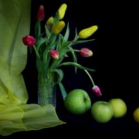 Натюрморт с тюльпанами :: Нэля Лысенко