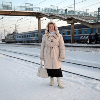 Татьяна на фоне поезда Москва - Пермь :: Борис Русаков
