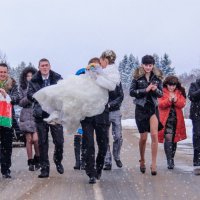 Свадебное фото.  Перенос невесты через мост, несмотря на снег и мороз. :: Анатолий Клепешнёв
