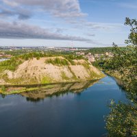 Глиняный карьер "Сырачой" в окрестностях Ухты ранним утром, вид на город. Республика Коми :: Николай Зиновьев