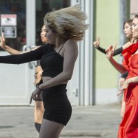 Танцующие на улице(2) :: Александр Степовой 