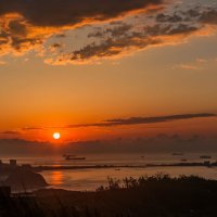 Рассвет над островом Русский :: Лариса Крышталь 