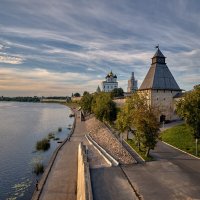 Псков. Набережная реки Великой :: Игорь Иванов