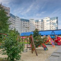 Белгород, детская игровая площадка возле дома Щорса 56 :: Игорь Сарапулов