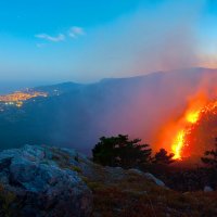 Пожар в горах над Ялтой :: Сергей Титов