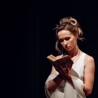 «Что это за книга?» - актриса Евгения Кондрашина в роли Моны («Безымянная звезда») :: Andrew Barkhatov