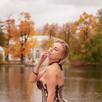 Девушка в осеннем парке :: Мухина Наталья 