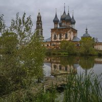 Храмы на берегу Васильевского пруда :: Сергей Цветков