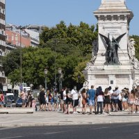 Туристы в Лиссабоне на сквере Реставраторов (Resauradores Square) :: azambuja 