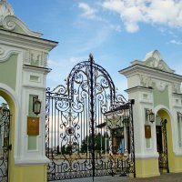 За воротами - бывший Губернаторский дворец :: Raduzka (Надежда Веркина)