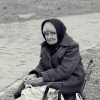 Суздаль......Бабушка с тележкой..... :: Сергей Клапишевский