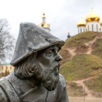 Каждый побывавший в Дмитрове видел скульптуру этого странника. :: Анатолий. Chesnavik.