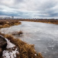 Река встала, а зима не пришла :: Валерий VRN