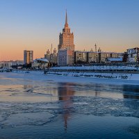 Река Москва начала замерзать :: Георгий А