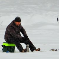 На зимней рыбалке :: Андрей Снегерёв