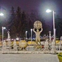 ночной фонтан в зимнюю пору :: юрий иванов 
