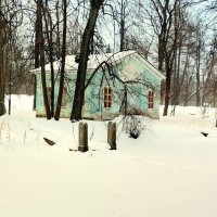 Детский домик на одноимённом пруду :: Сергей 