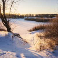 Закат у ледяной реки :: Валерий VRN