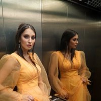В лифте тесно, но свет вполне. :: Саша Бабаев