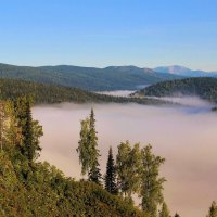 А там, под облаком тумана, река шумит... :: Сергей Чиняев 