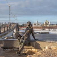 Памятник туристке-девушке. г. Великий Новгород :: Олег Фролов