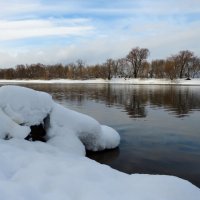 Снег у реки :: Андрей Снегерёв